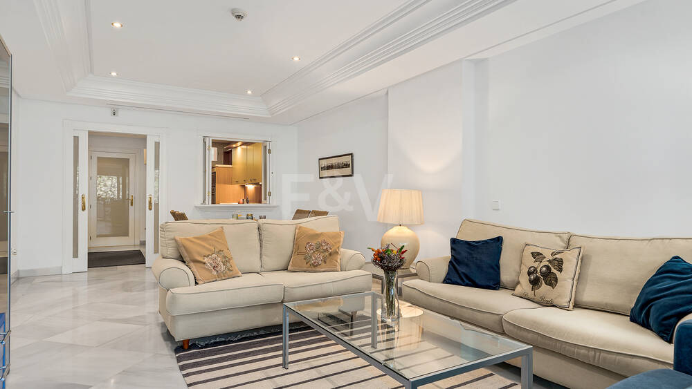 Apartamento de lujo frente a la playa. Precio desde €3,300 por semana