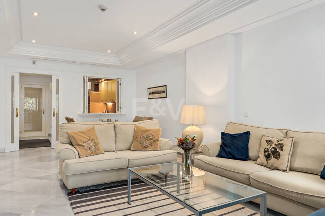 Apartamento de lujo frente a la playa. Precio desde €3,300 por semana