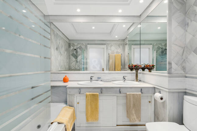 Apartamento de lujo frente a la playa. Precio desde €3,300 por semana