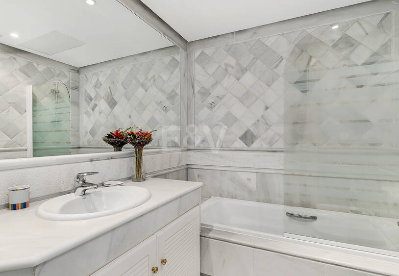 Apartamento de lujo frente a la playa. Precio desde €3,300 por semana