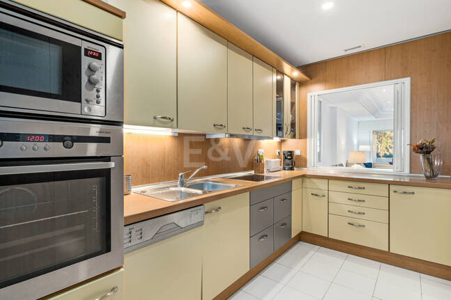 Apartamento de lujo frente a la playa. Precio desde €3,300 por semana