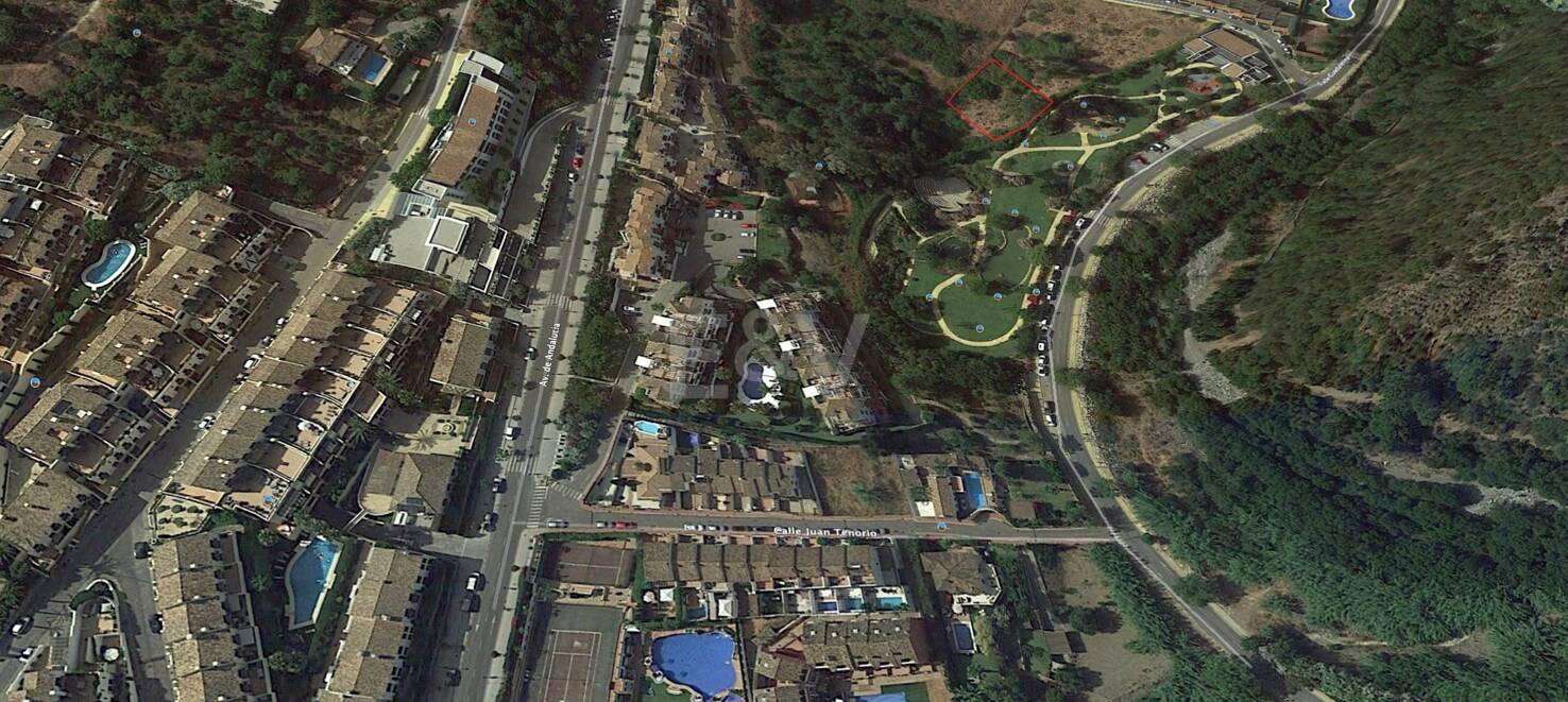 Parcela en el centro de Benahavís con posición en primera línea en el Parque del Pueblo de Benahavís