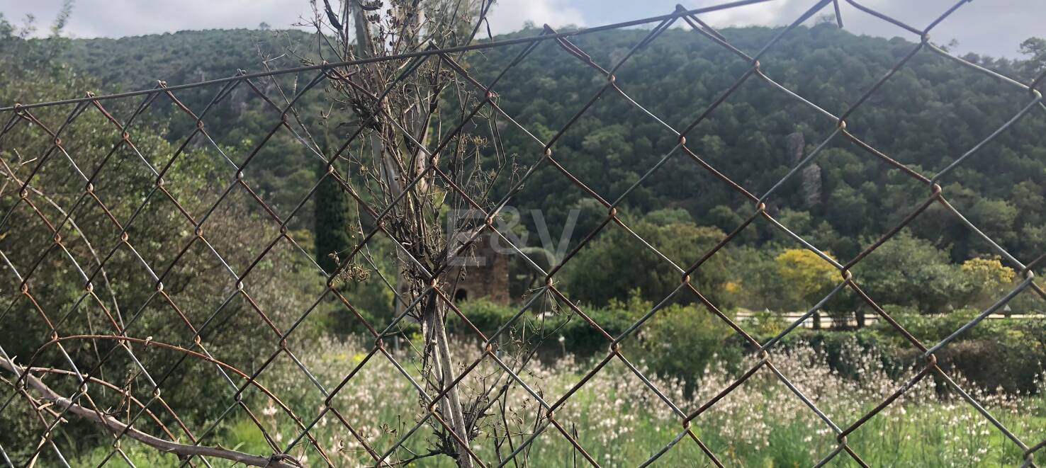 Parcela en el centro de Benahavís con posición en primera línea en el Parque del Pueblo de Benahavís