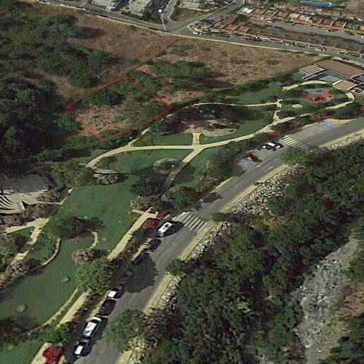 Parcela en el centro de Benahavís con posición en primera línea en el Parque del Pueblo de Benahavís