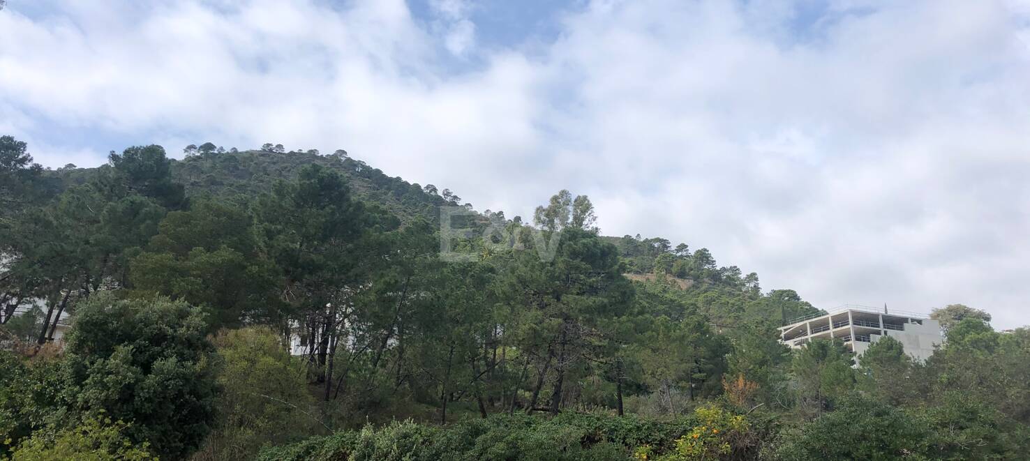 Parcela en el centro de Benahavís con posición en primera línea en el Parque del Pueblo de Benahavís