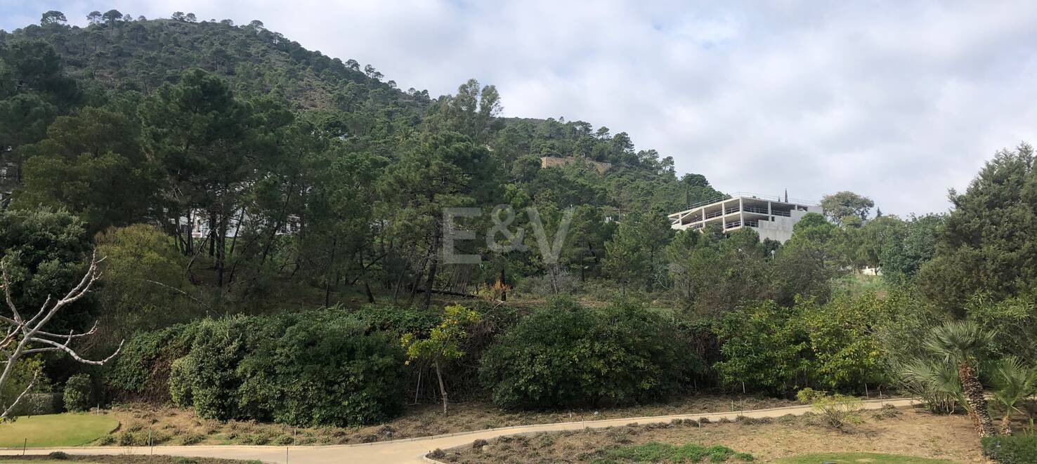 Parcela en el centro de Benahavís con posición en primera línea en el Parque del Pueblo de Benahavís