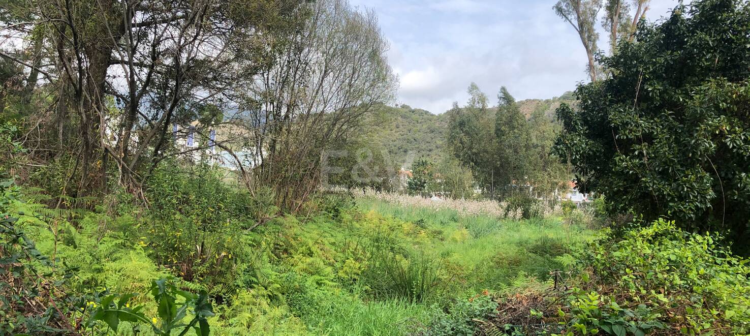 Parcela en el centro de Benahavís con posición en primera línea en el Parque del Pueblo de Benahavís