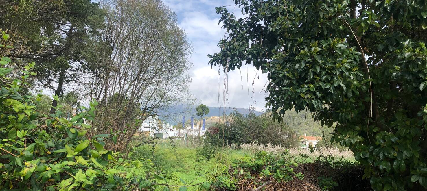 Parcela en el centro de Benahavís con posición en primera línea en el Parque del Pueblo de Benahavís
