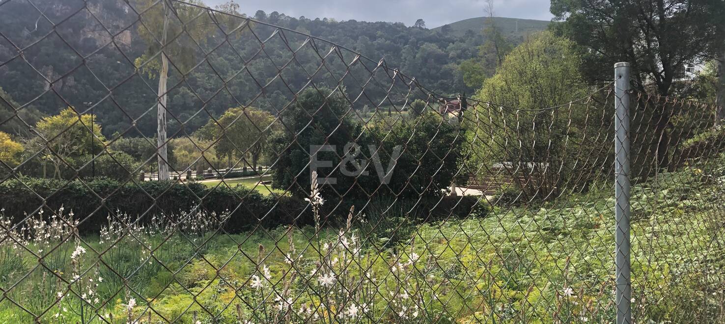 Parcela en el centro de Benahavís con posición en primera línea en el Parque del Pueblo de Benahavís