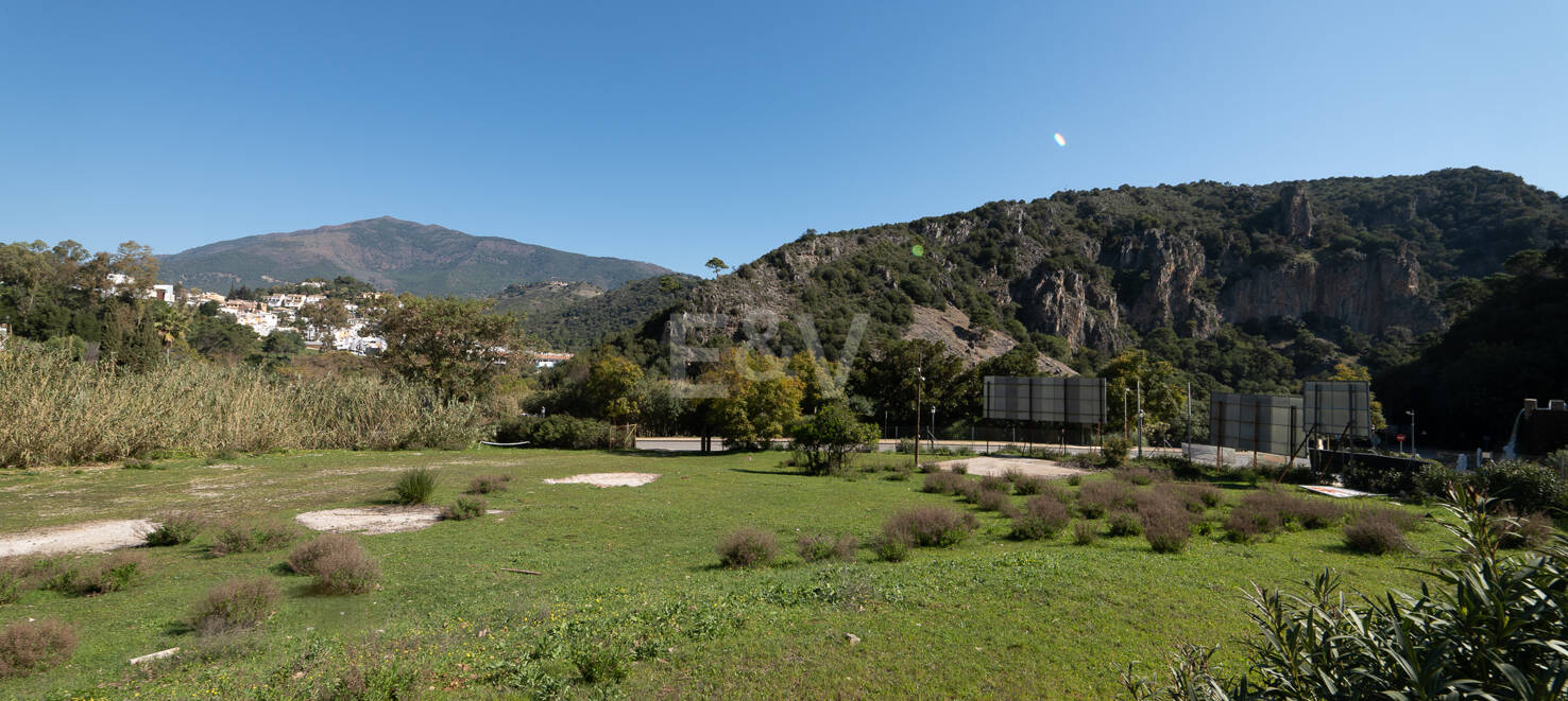Gelegenheit - Gewerbegrundstück im Zentrum von Benahavís in erstklassiger Lage.