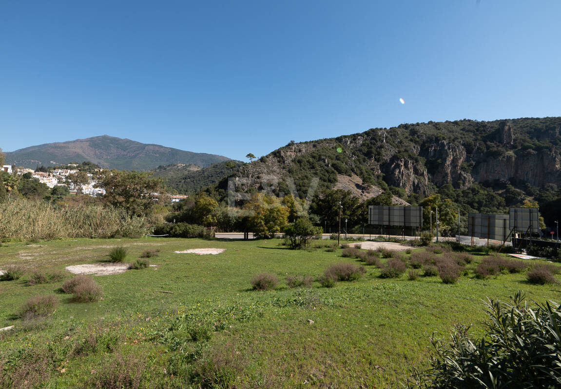 Gelegenheit - Gewerbegrundstück im Zentrum von Benahavís in erstklassiger Lage.