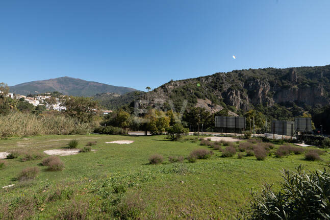 Gelegenheit - Gewerbegrundstück im Zentrum von Benahavís in erstklassiger Lage.