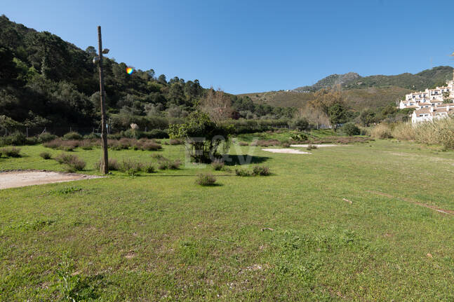 Gelegenheit - Gewerbegrundstück im Zentrum von Benahavís in erstklassiger Lage.