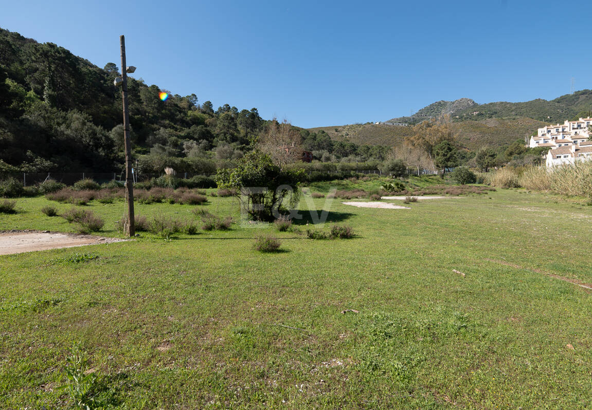 Gelegenheit - Gewerbegrundstück im Zentrum von Benahavís in erstklassiger Lage.