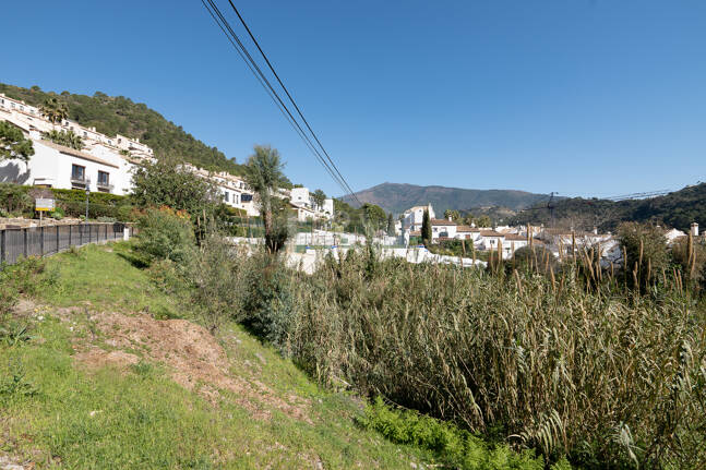 Gelegenheit - Gewerbegrundstück im Zentrum von Benahavís in erstklassiger Lage.