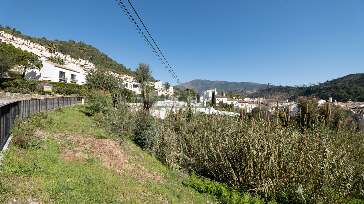 Opportunity - commercial plot in Benahavis Town in prime location