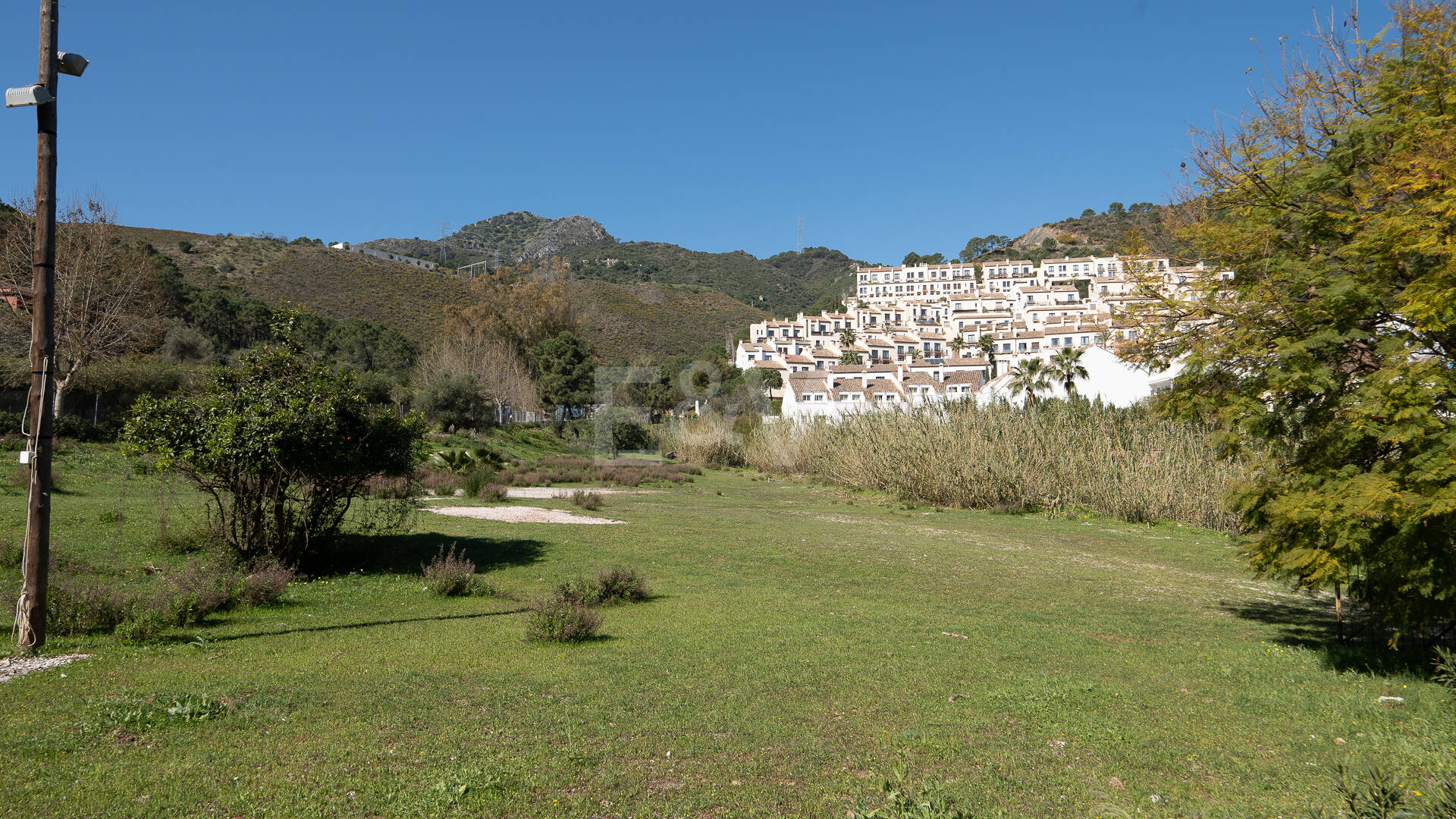 Gelegenheit - Gewerbegrundstück im Zentrum von Benahavís in erstklassiger Lage.