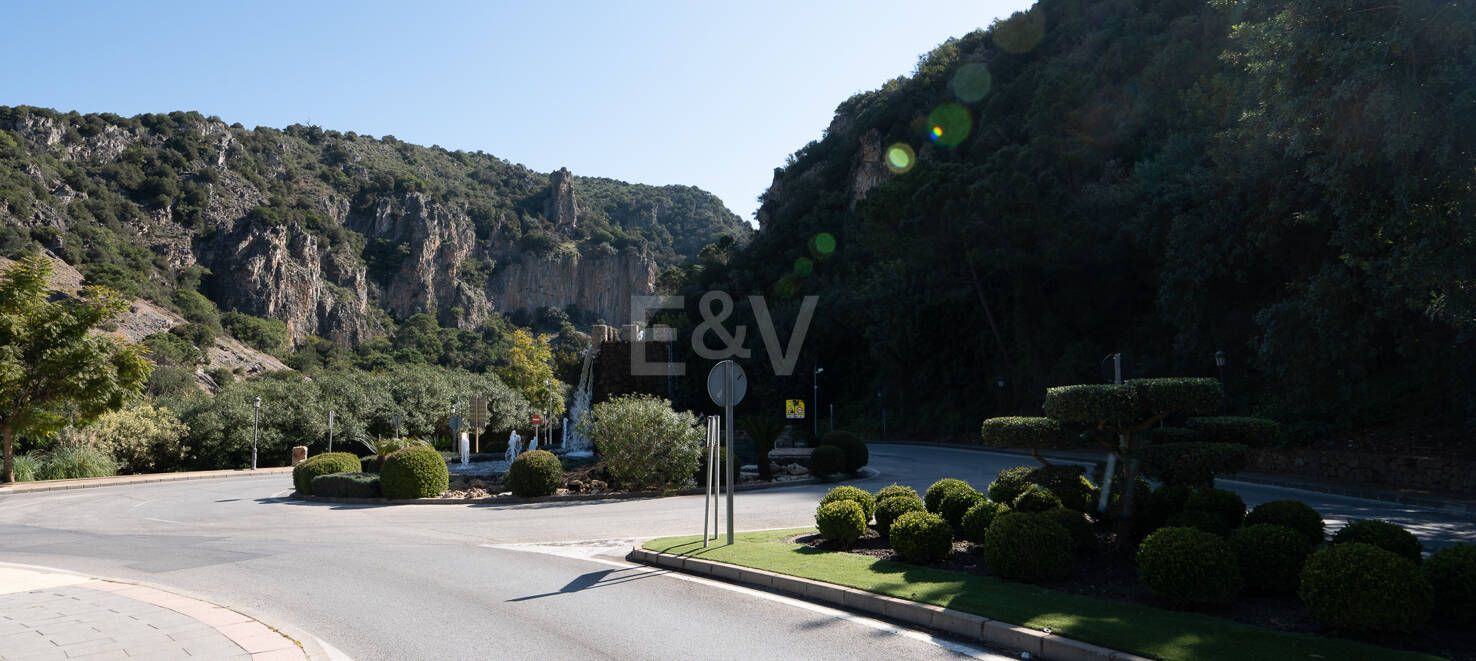 Gelegenheit - Gewerbegrundstück im Zentrum von Benahavís in erstklassiger Lage.