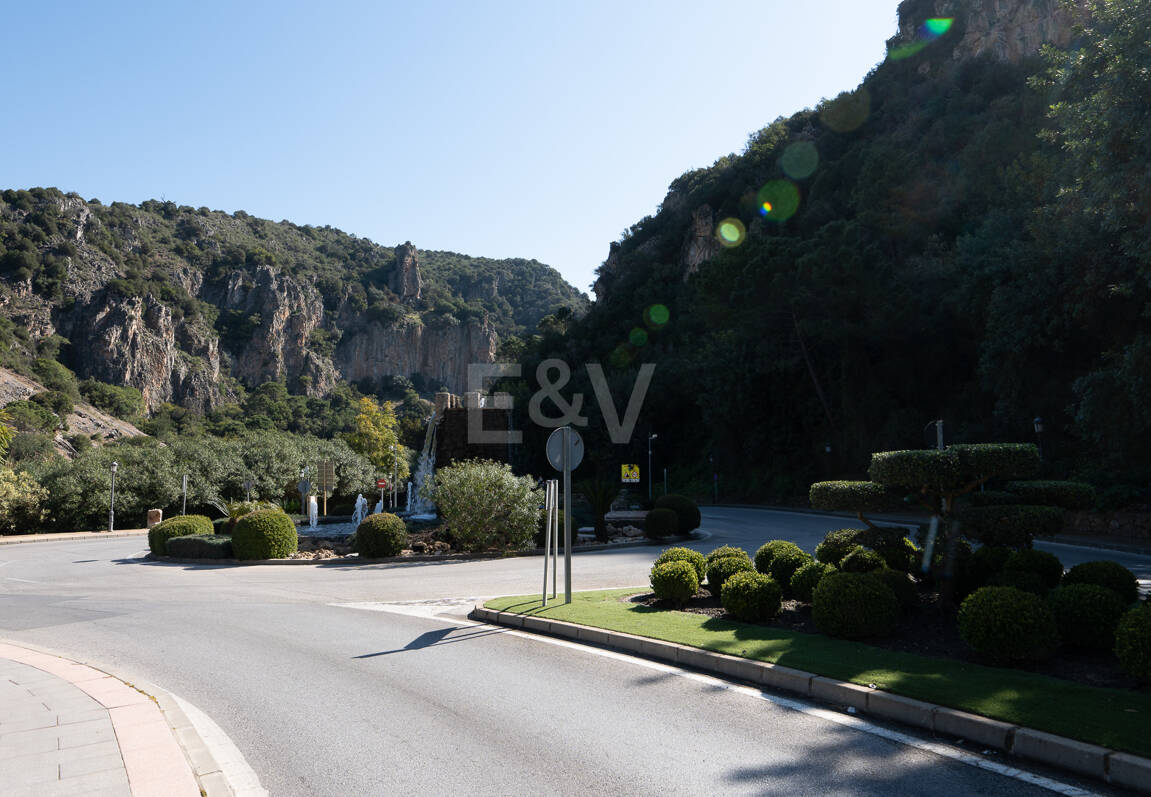 Gelegenheit - Gewerbegrundstück im Zentrum von Benahavís in erstklassiger Lage.
