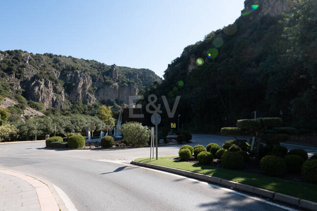 Gelegenheit - Gewerbegrundstück im Zentrum von Benahavís in erstklassiger Lage.