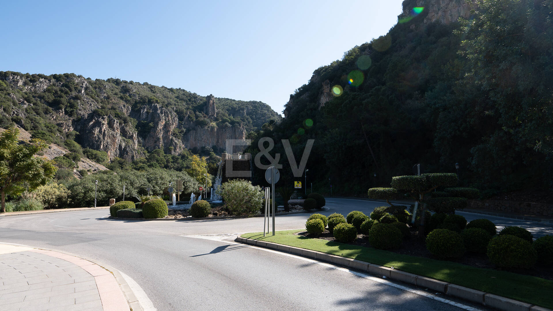 Gelegenheit - Gewerbegrundstück im Zentrum von Benahavís in erstklassiger Lage.