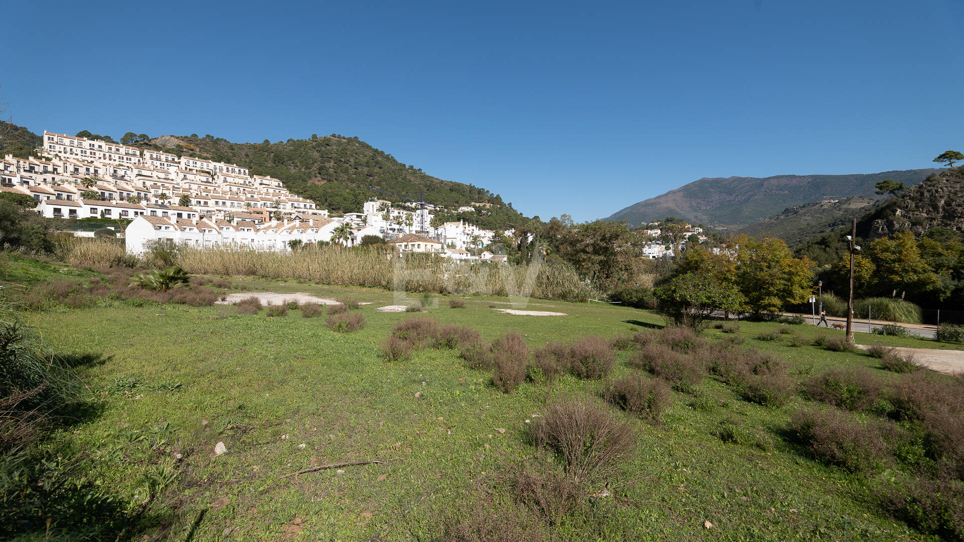 Gelegenheit - Gewerbegrundstück im Zentrum von Benahavís in erstklassiger Lage.