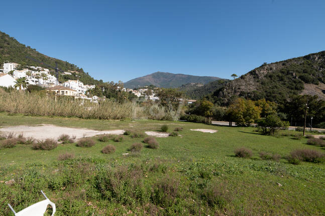 Gelegenheit - Gewerbegrundstück im Zentrum von Benahavís in erstklassiger Lage.