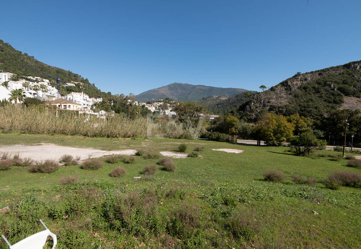 Gelegenheit - Gewerbegrundstück im Zentrum von Benahavís in erstklassiger Lage.