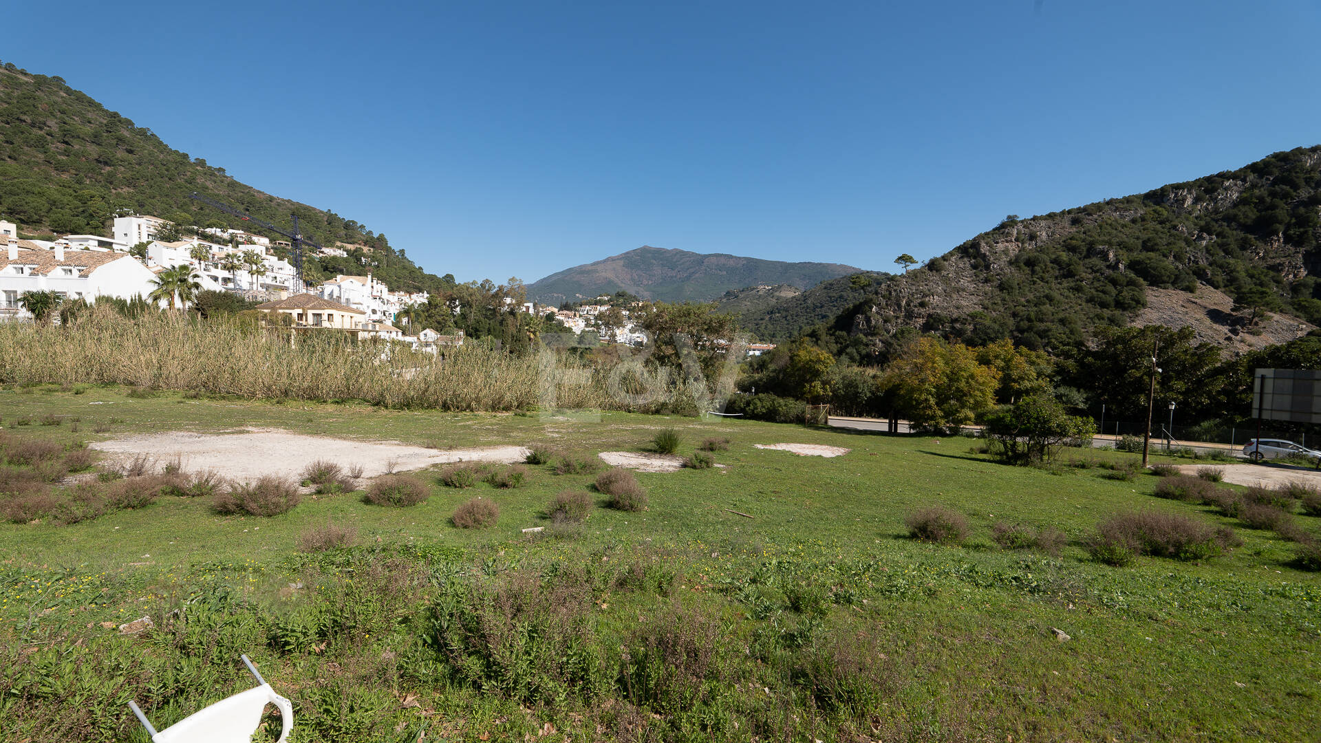 Gelegenheit - Gewerbegrundstück im Zentrum von Benahavís in erstklassiger Lage.
