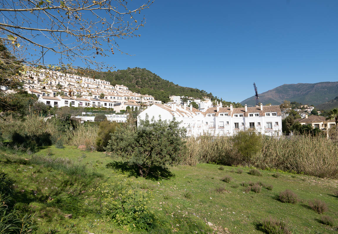 Gelegenheit - Gewerbegrundstück im Zentrum von Benahavís in erstklassiger Lage.