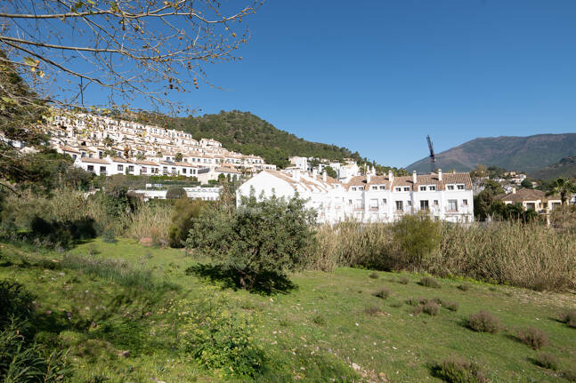 Gelegenheit - Gewerbegrundstück im Zentrum von Benahavís in erstklassiger Lage.