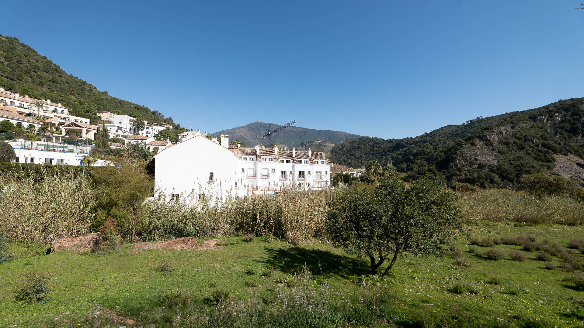 Gelegenheit - Gewerbegrundstück im Zentrum von Benahavís in erstklassiger Lage.