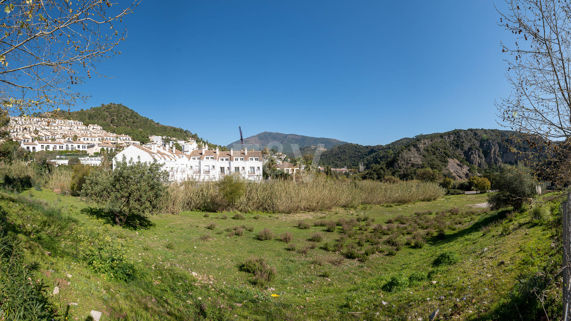 Gelegenheit - Gewerbegrundstück im Zentrum von Benahavís in erstklassiger Lage.