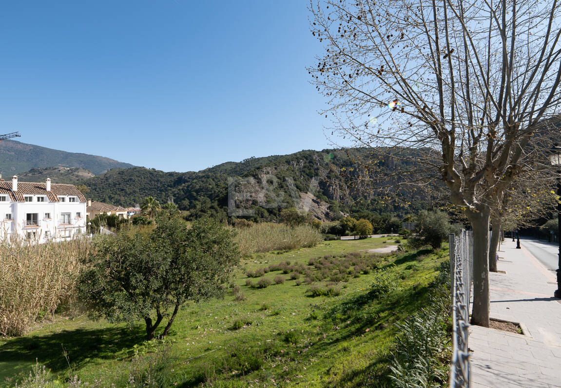 Gelegenheit - Gewerbegrundstück im Zentrum von Benahavís in erstklassiger Lage.