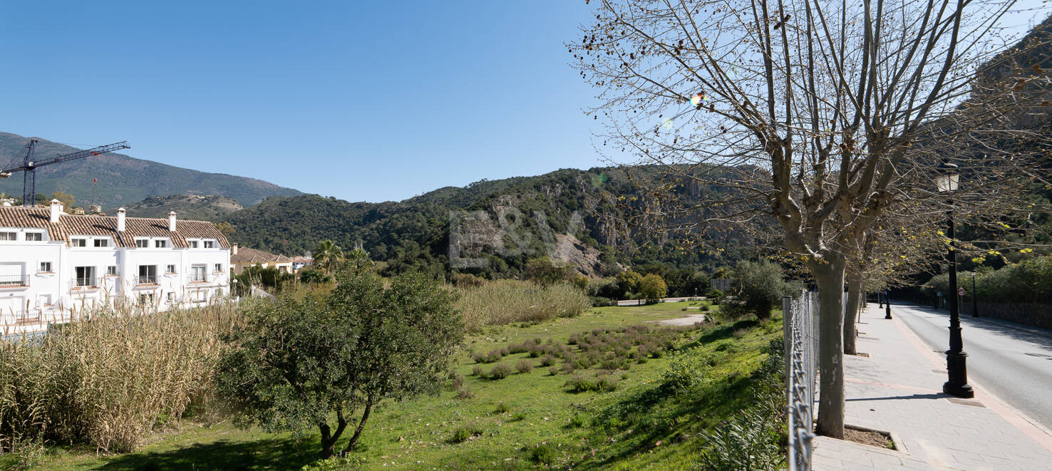 Gelegenheit - Gewerbegrundstück im Zentrum von Benahavís in erstklassiger Lage.
