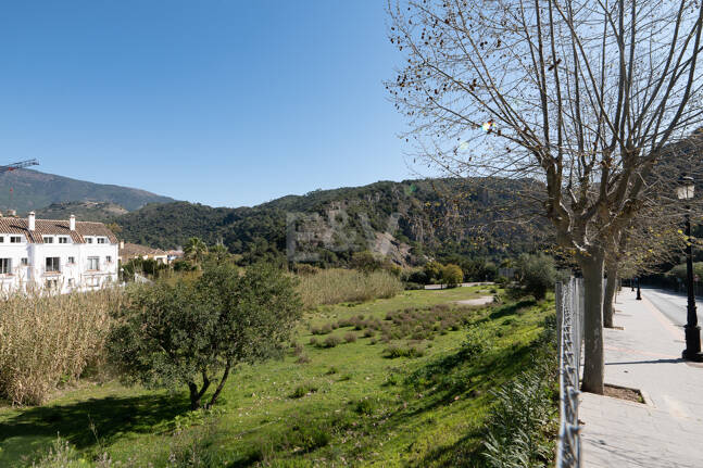Gelegenheit - Gewerbegrundstück im Zentrum von Benahavís in erstklassiger Lage.
