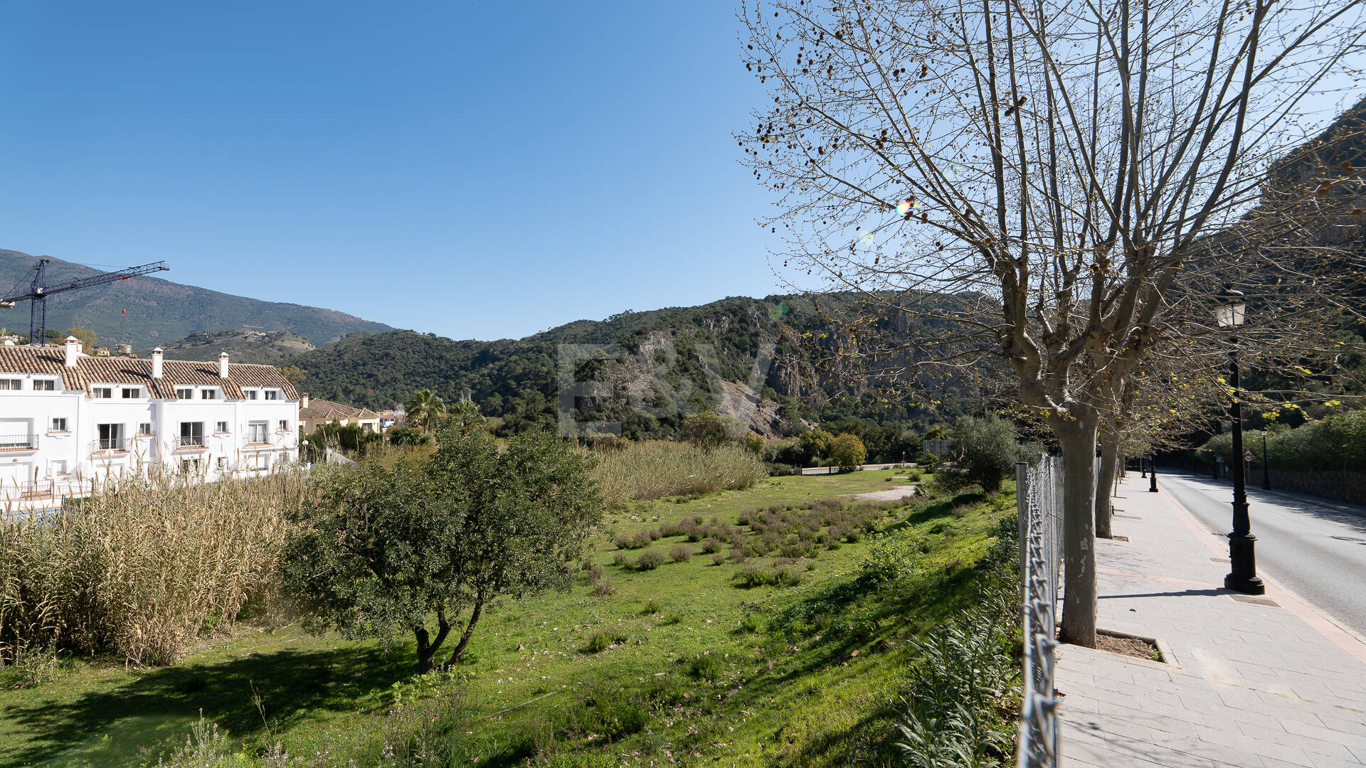 Gelegenheit - Gewerbegrundstück im Zentrum von Benahavís in erstklassiger Lage.