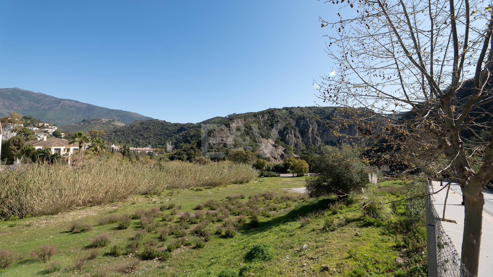 Gelegenheit - Gewerbegrundstück im Zentrum von Benahavís in erstklassiger Lage.