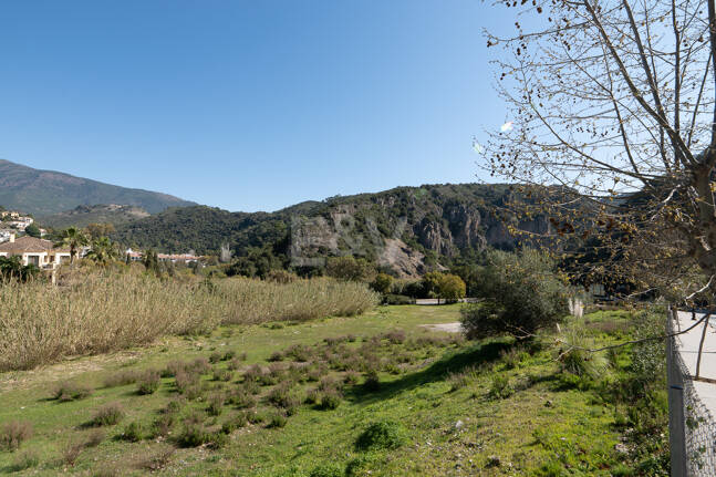 Gelegenheit - Gewerbegrundstück im Zentrum von Benahavís in erstklassiger Lage.