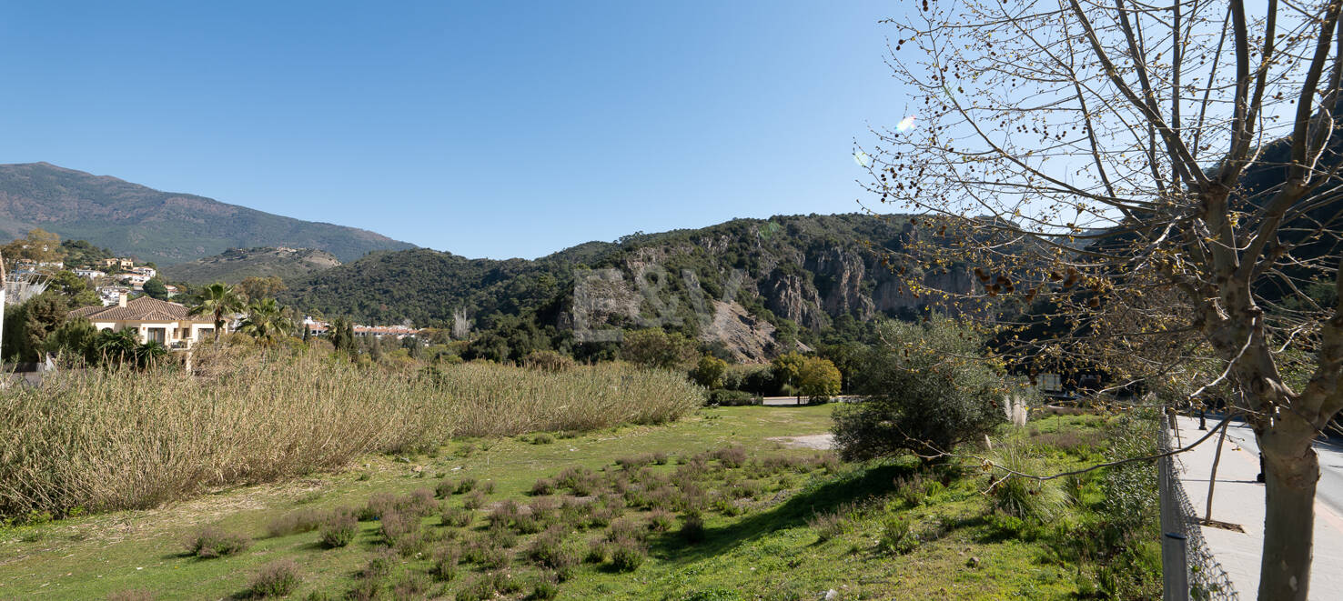 Gelegenheit - Gewerbegrundstück im Zentrum von Benahavís in erstklassiger Lage.