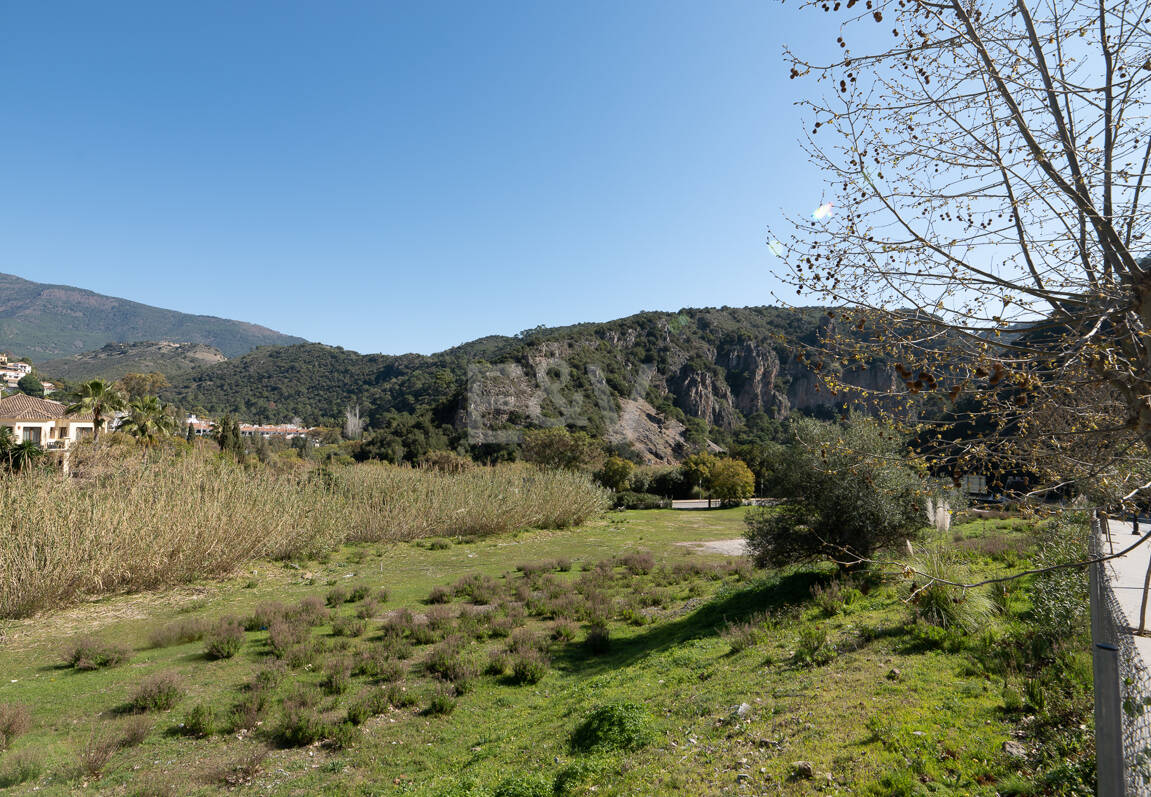 Gelegenheit - Gewerbegrundstück im Zentrum von Benahavís in erstklassiger Lage.