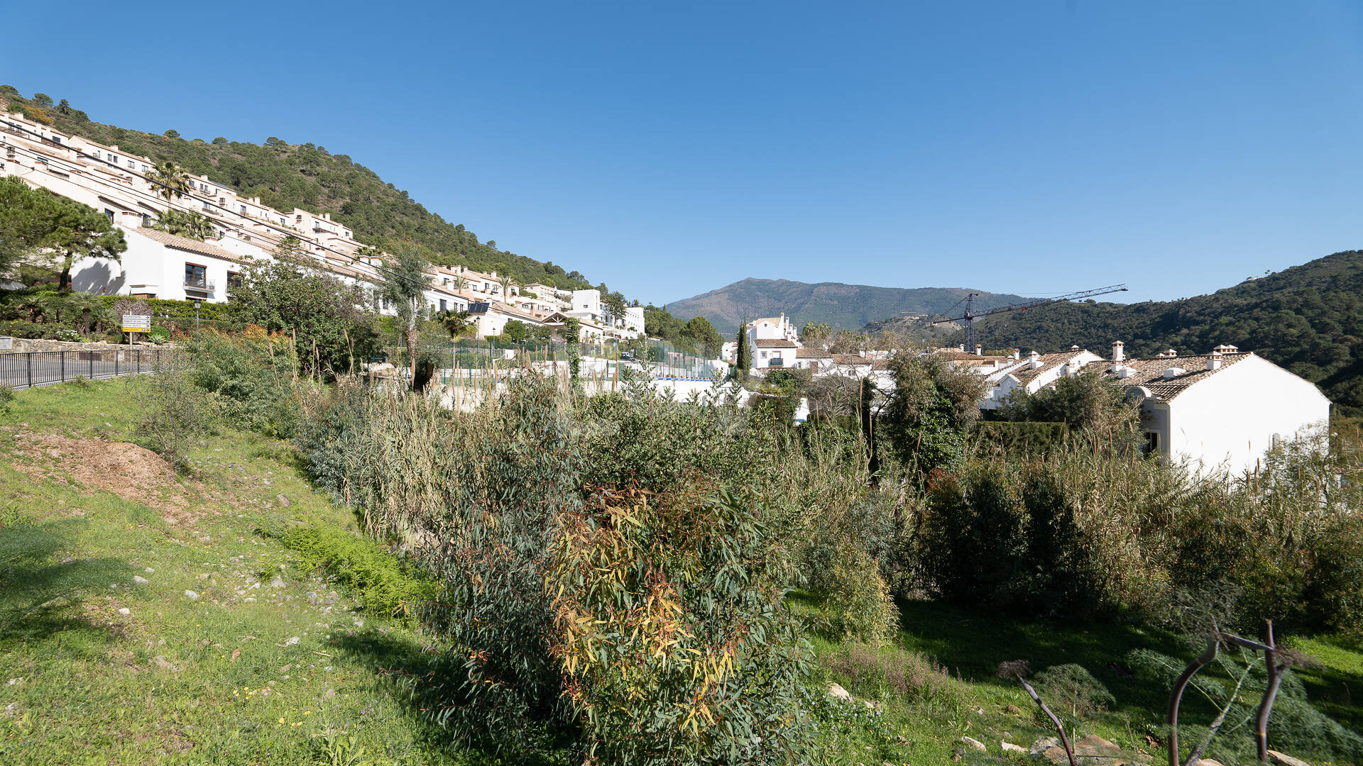 Gelegenheit - Gewerbegrundstück im Zentrum von Benahavís in erstklassiger Lage.