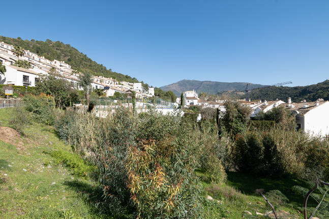 Gelegenheit - Gewerbegrundstück im Zentrum von Benahavís in erstklassiger Lage.