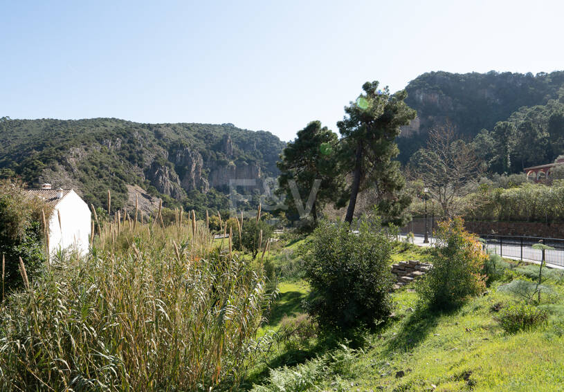 Gelegenheit - Gewerbegrundstück im Zentrum von Benahavís in erstklassiger Lage.