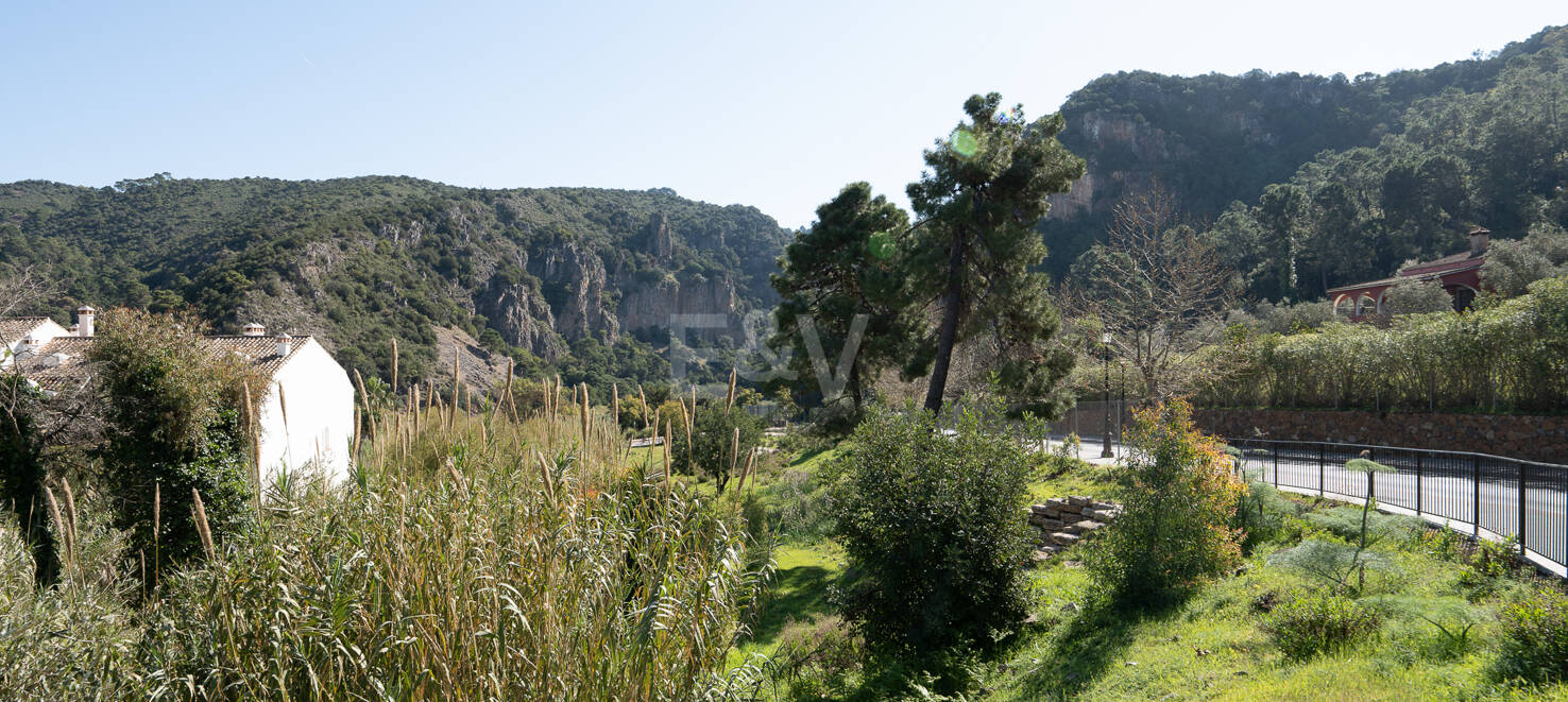 Gelegenheit - Gewerbegrundstück im Zentrum von Benahavís in erstklassiger Lage.