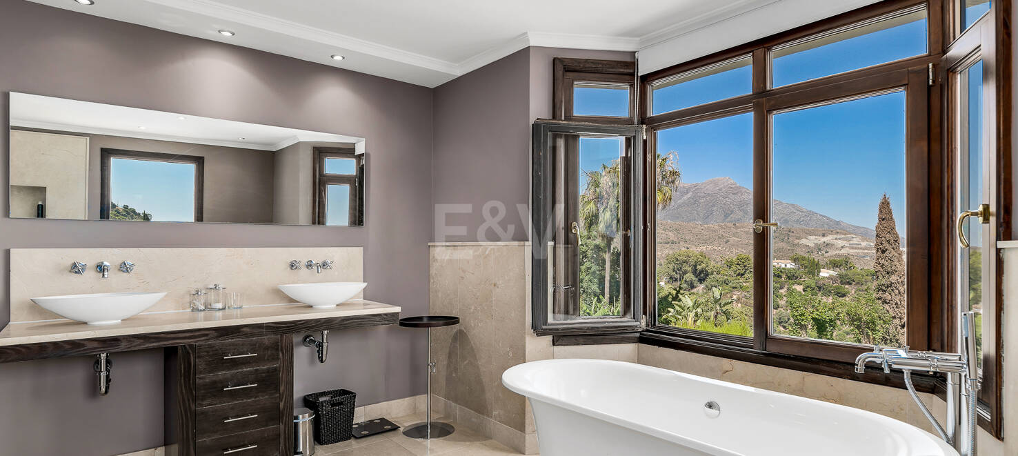 Villa de estilo andaluz con vistas panorámicas en El Madroñal