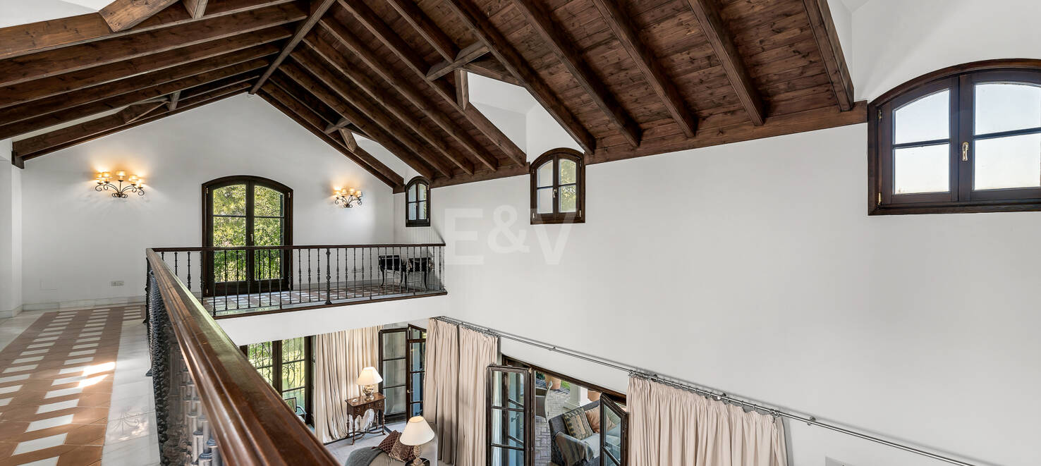 Villa de estilo andaluz con vistas panorámicas en El Madroñal