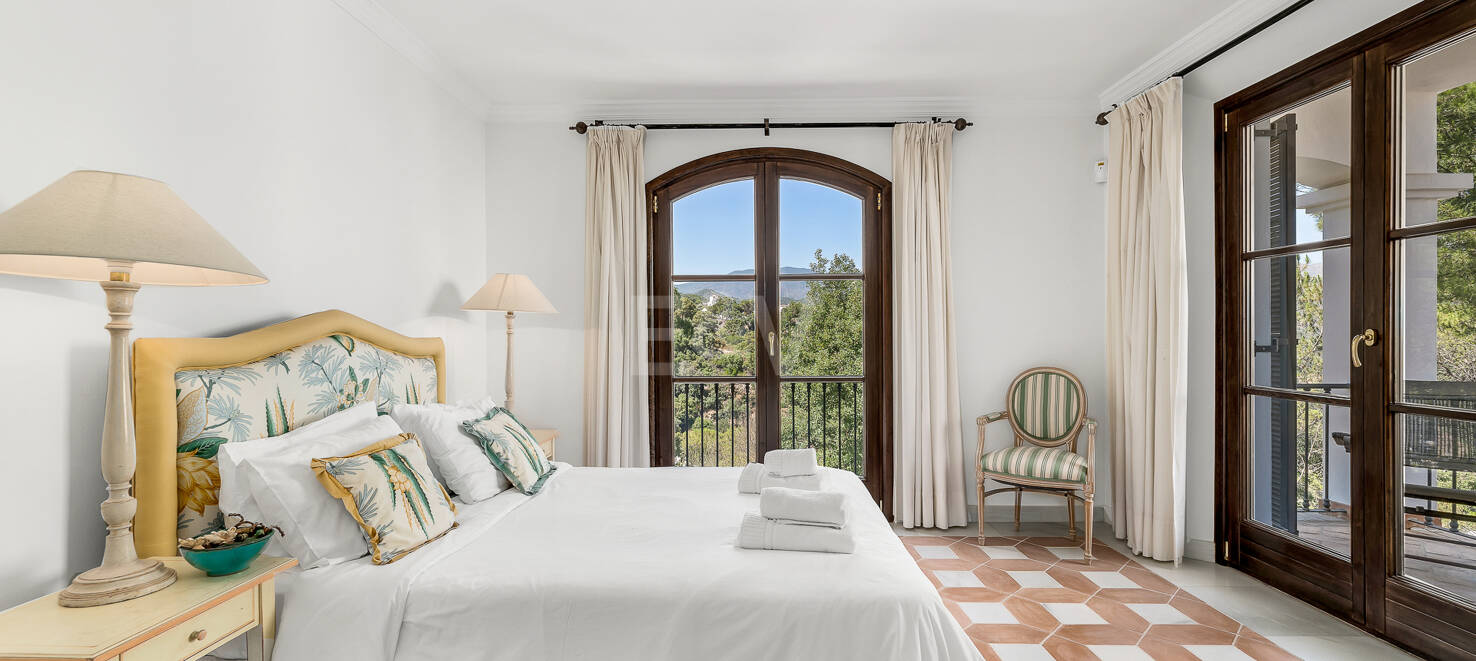 Villa de estilo andaluz con vistas panorámicas en El Madroñal