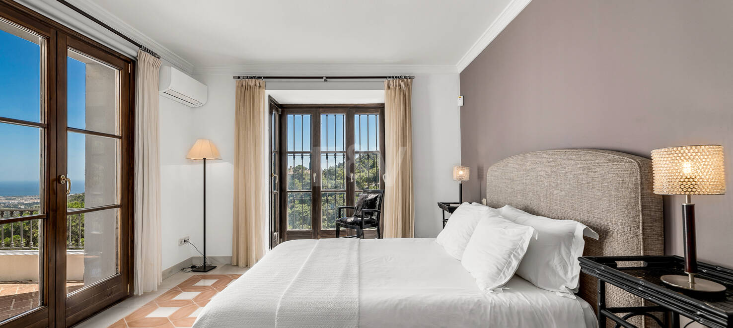 Villa de estilo andaluz con vistas panorámicas en El Madroñal