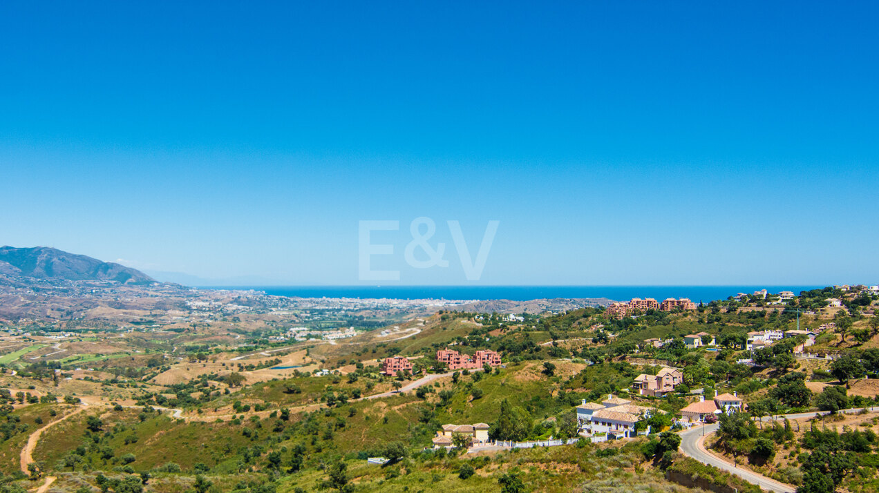 Very large plot with amazing sea views in La Mairena